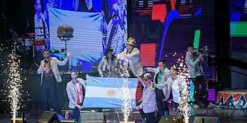 Los Caligaris, al momento de dejar en claro su país de procedencia. (Prensa Los Caigaris)