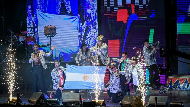 Los Caligaris, al momento de dejar en claro su país de procedencia. (Prensa Los Caigaris)