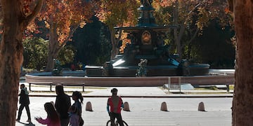 Mendoza 25 de mayo de 2021  Sociedad
Cuarto día del Cuarentena Intermitente El Parque General San Martín, este medio día no tenía muchos visitantes que disfrutan del otoño en Mendoza
Aumenta el número de casos positivos de Coronavirus.
Foto: Orlando Pelichotti / Los Andes