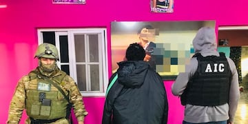 Al exlíder de la banda narcocriminal lo arrestaron en Avellaneda al 4500 frente a un cuadro de "Scarface".