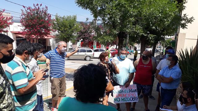 Proesta de vecinos frente al municipio de Salsipuedes, este miércoles (La Voz)