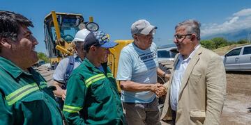 Se trabaja en el cauce del arroyo con maquinaria especializada.