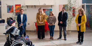 Diego Barrojo, las concejales Blanca Ontiveros y María Galán; el presidente el Concejo, Lisandro Aguiar; y Graciela Quispe, escuchan las palabras de agradecimiento de uno de los artistas expositores.
