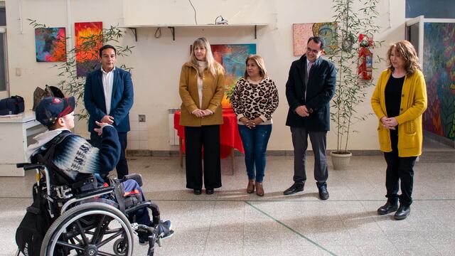 Diego Barrojo, las concejales Blanca Ontiveros y María Galán; el presidente el Concejo, Lisandro Aguiar; y Graciela Quispe, escuchan las palabras de agradecimiento de uno de los artistas expositores.