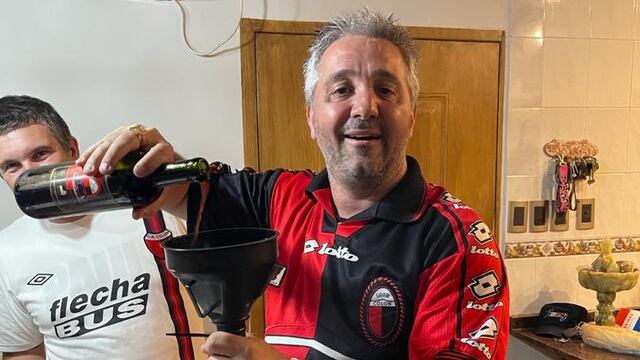 El dueño de casa usó un taladro, un embudo y una manguera para celebrar. (@paaugonzalez87)