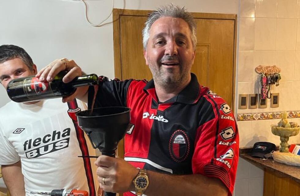 Hincha de Colón sirvió vino en la urna con las cenizas del abuelo para festejar
