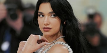 Dua Lipa deslumbró en Instagram con un audaz vestido con transparencias y a puro brillo