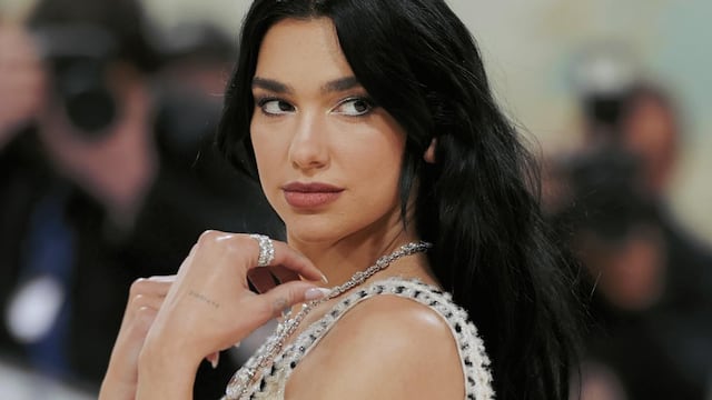 Dua Lipa se animó un vestido con transparencias que dejó ver su ropa interior.
