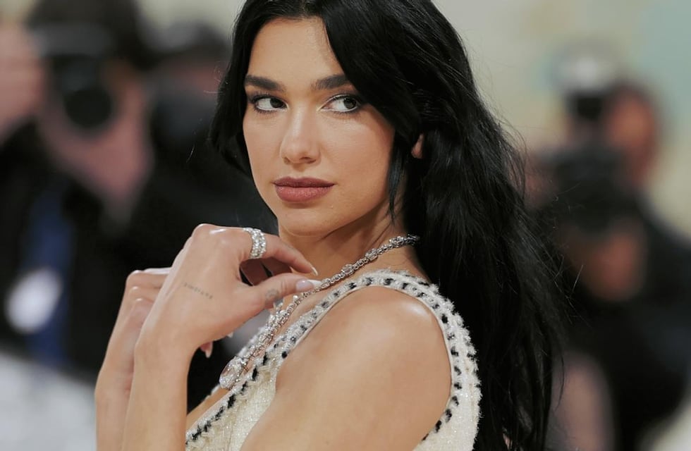 Dua Lipa sorprendió con una costumbre bien argenta y el video se volvió viral