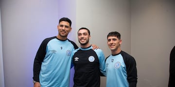 Lucas Passerini, goleador de Belgrano, junto a un socio del club y su compañero Ulises Sánchez. Falta menos para sus regresos (Prensa Belgrano).