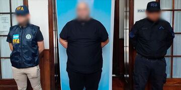 El imputado habría engañado a los padres con supuestas promesas de ubicar a los menores en el fútbol europeo.