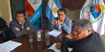 De izquierda a derecha, el contador Emanuel Rodríguez y los concejales Lisandro Aguiar y Mario Lobo, en la reunión efectuada este miércoles.