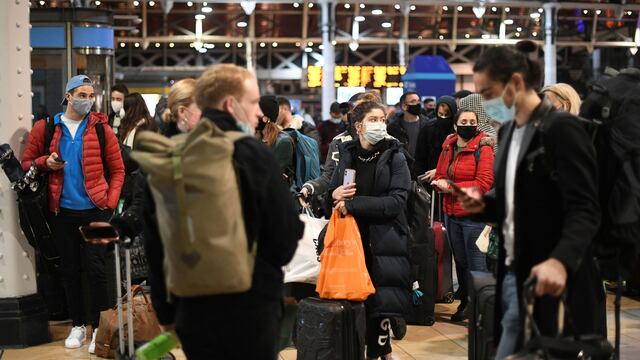 Preocupación por el aumento de contagios y las restricciones en Reino Unido (Estación Paddington, al oeste de Londres) / AP