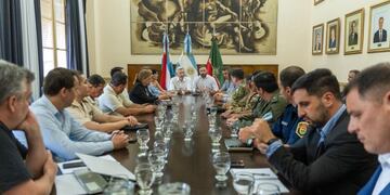 Reunión del Comité Operativo de Emergencia en Concordia con presencia del gobernador.