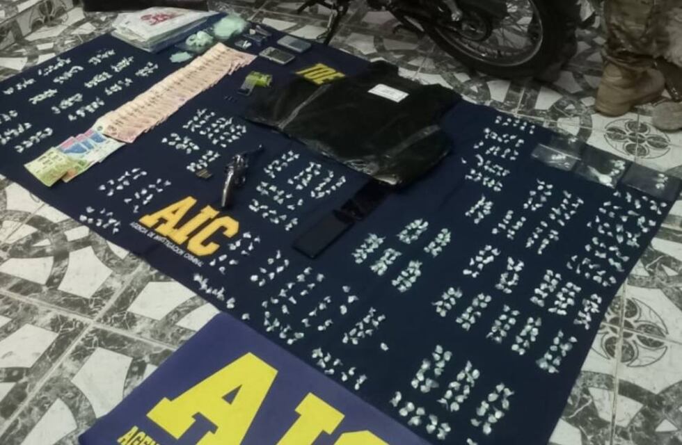 Detienen a dos menores con un FAL y droga en varios allanamientos