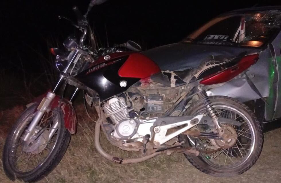 Sacanta: lesiones graves para dos ocupantes de una motocicleta que impactó contra un automóvil