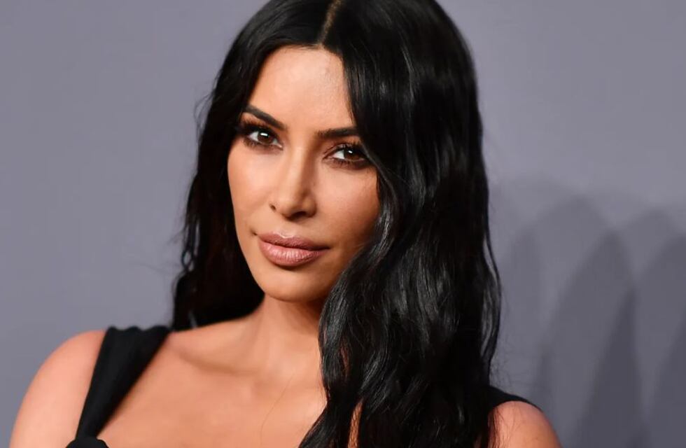 Kim Kardashian impactó con su look a millones: vestido corset al cuerpo, transparencias y seda