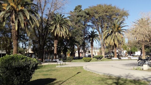 El hombre de 28 años fue detenido en la Plaza Evita (San Juan) por ocasionar disturbios. Tras identificarlo, corroboraron que tenía Covid-19 y debería haber estado cumpliendo la cuarentena. Foto: Captura Web.