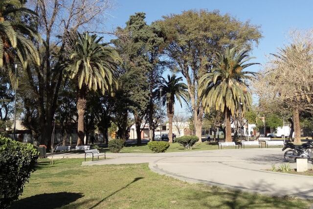 El hombre de 28 años fue detenido en la Plaza Evita (San Juan) por ocasionar disturbios. Tras identificarlo, corroboraron que tenía Covid-19 y debería haber estado cumpliendo la cuarentena. Foto: Captura Web.