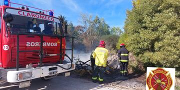 Bomberos de Claromecó combatieron un incendio en un terreno sobre calle 19