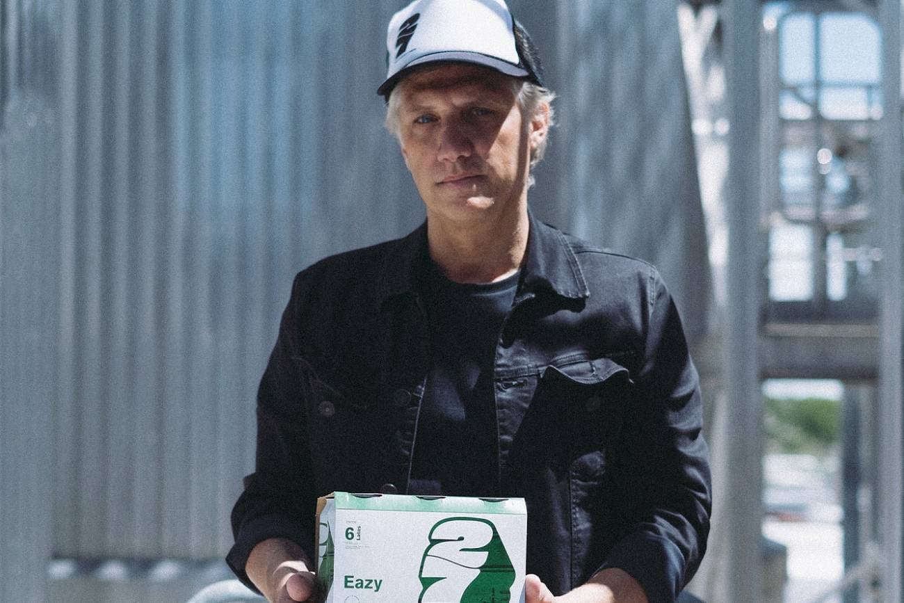 Charly Alberti, con un sixpack de 27 Eazy, la cerveza sustentable que creó junto a Quilmes. (Gentileza Quilmes)