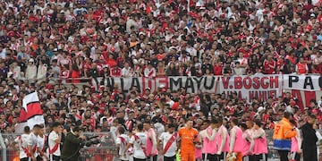 Los jugadores de ambos equipos, reunidos tras la suspensión. / Gentilza.