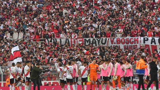 Los jugadores de ambos equipos, reunidos tras la suspensión. / Gentilza.