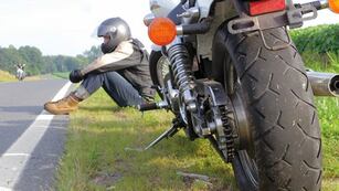 Se le pinchó la rueda de la moto y tuvo una insólita idea para regresar a casa.