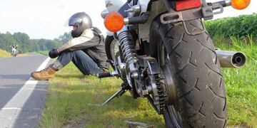 Se le pinchó la rueda de la moto y tuvo una insólita idea para regresar a casa.