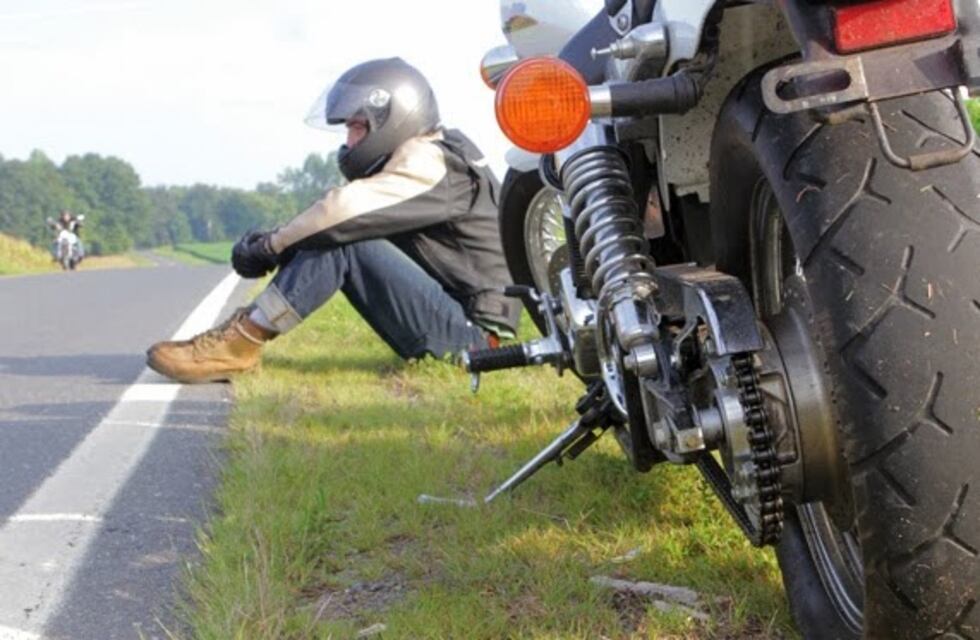 Sólo en Córdoba: se le pinchó la rueda de la moto y encontró una insólita manera de volver a casa