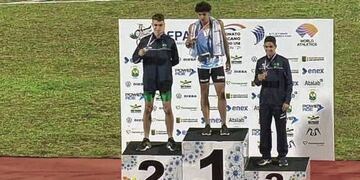 Tomás Mondino recibiendo la medalla de oro por los 100 metros