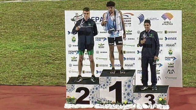 Tomás Mondino recibiendo la medalla de oro por los 100 metros