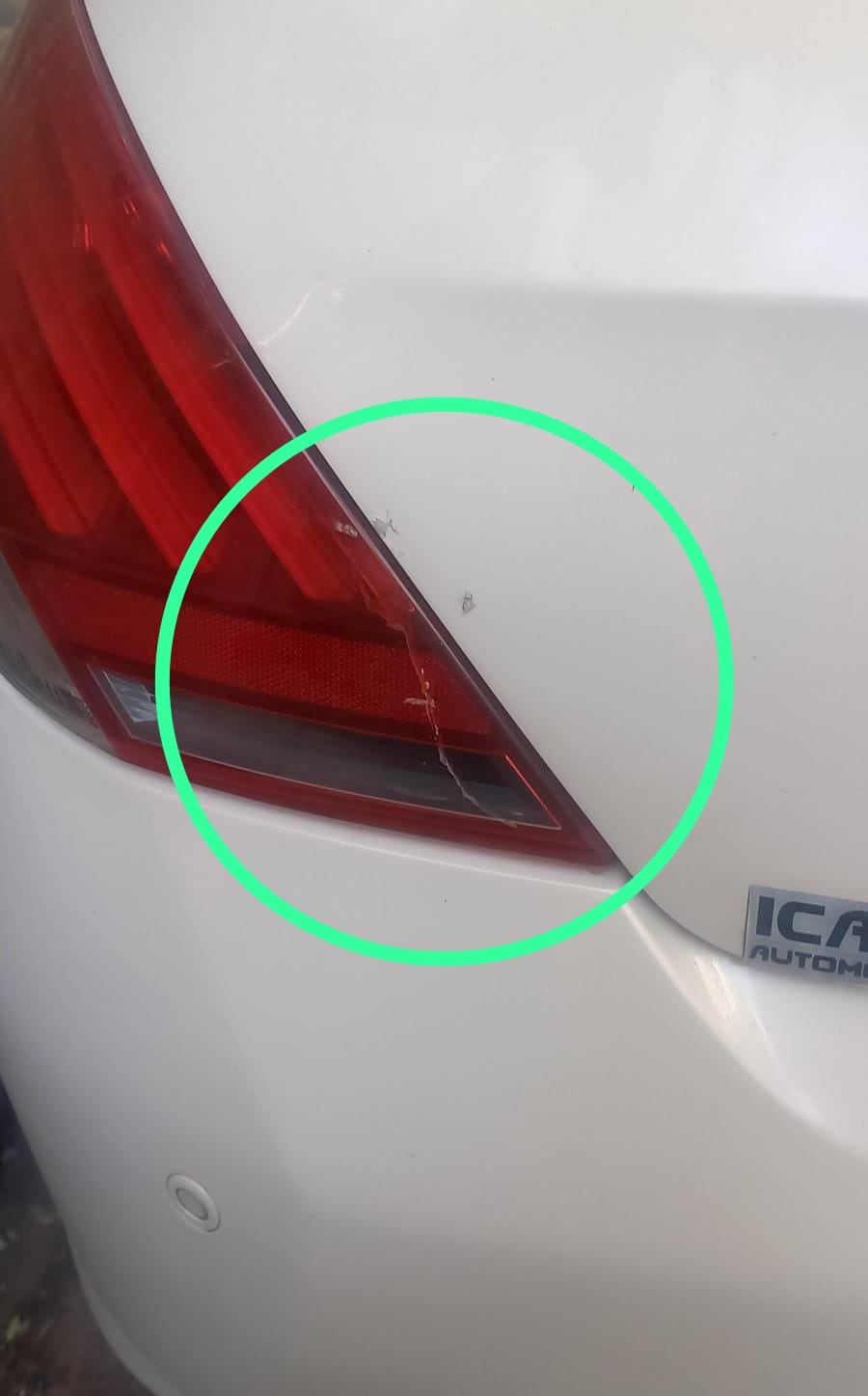 Uno de los autos dañados en la calle Buenos Aires al 400, barrio Nueva Córdoba.