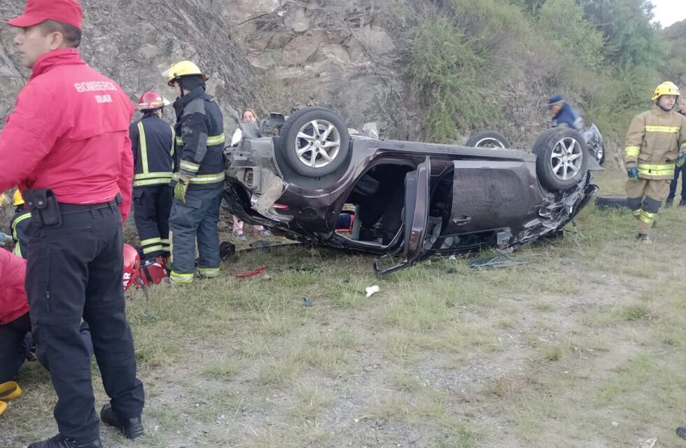 Cinco policías heridos tras chocar contra una piedra en la variante Costa Azul