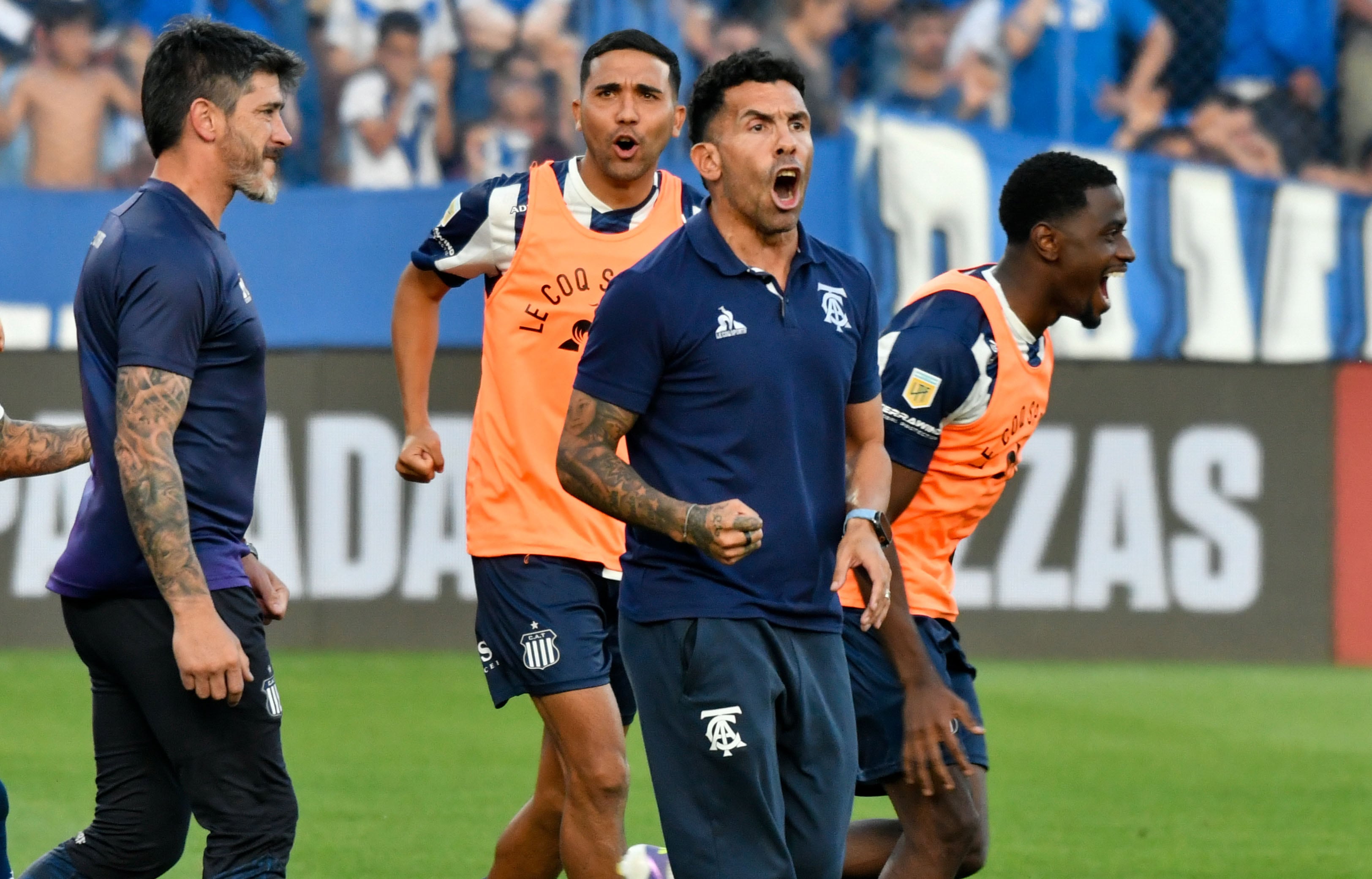 Carlos Tevez en el triunfo 1 a 0 ante Vélez. (Fotobaires).