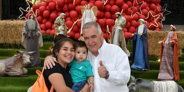 Turistas y vecinos aprovecharon la oportunidad para fotografiarse con el gobernador.