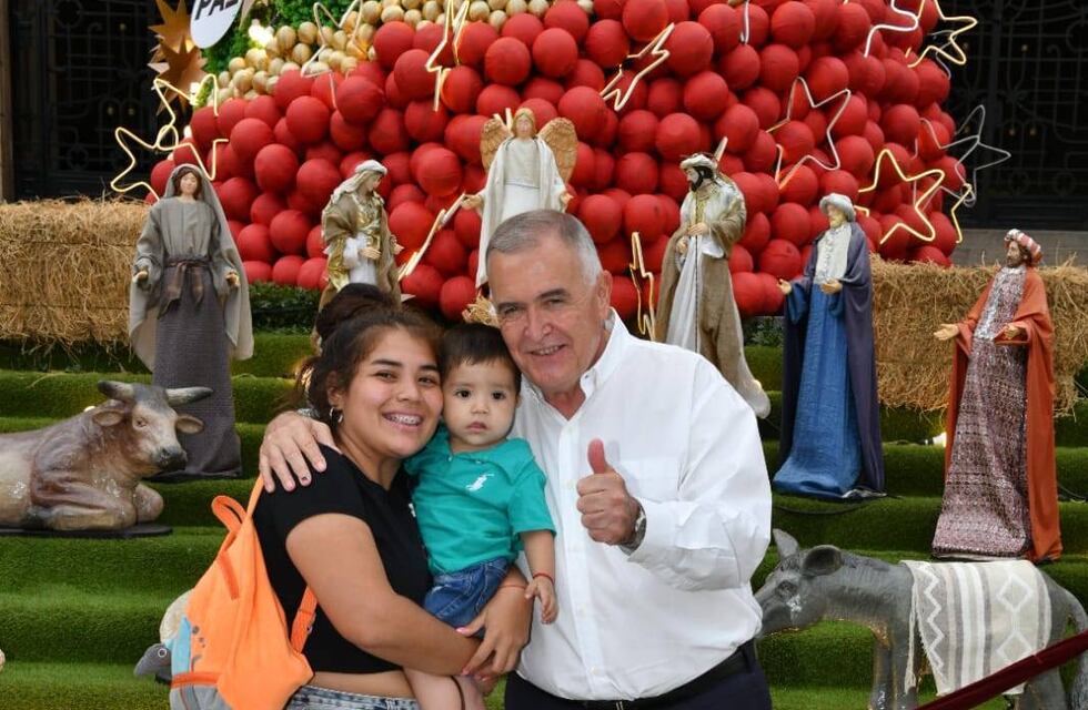 El gobernador compartió el espíritu de la Navidad con vecinos y turistas