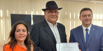 Valeria Soltermam, Julio Cepeda y Lisandro Mársico, durante el reconocimiento al cantante de tango