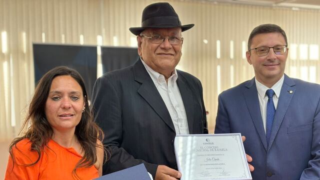 Valeria Soltermam, Julio Cepeda y Lisandro Mársico, durante el reconocimiento al cantante de tango