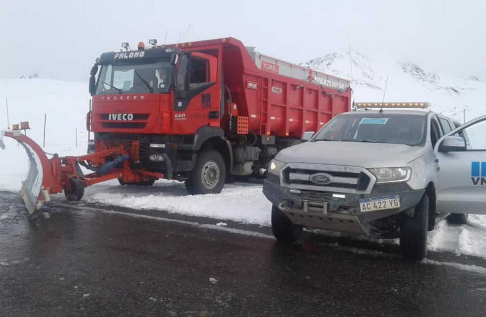 Paso Pehuenche: después de las nevadas trabajan en el despeje del camino