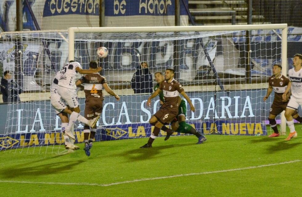 Augusto Schott debutó como titular en Platense en el empate ante Gimnasia en La Plata