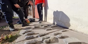 Algunos de lops emboltorios encontrados en el barrio Amep en una vivienda abandonada. Gentileza El Diario