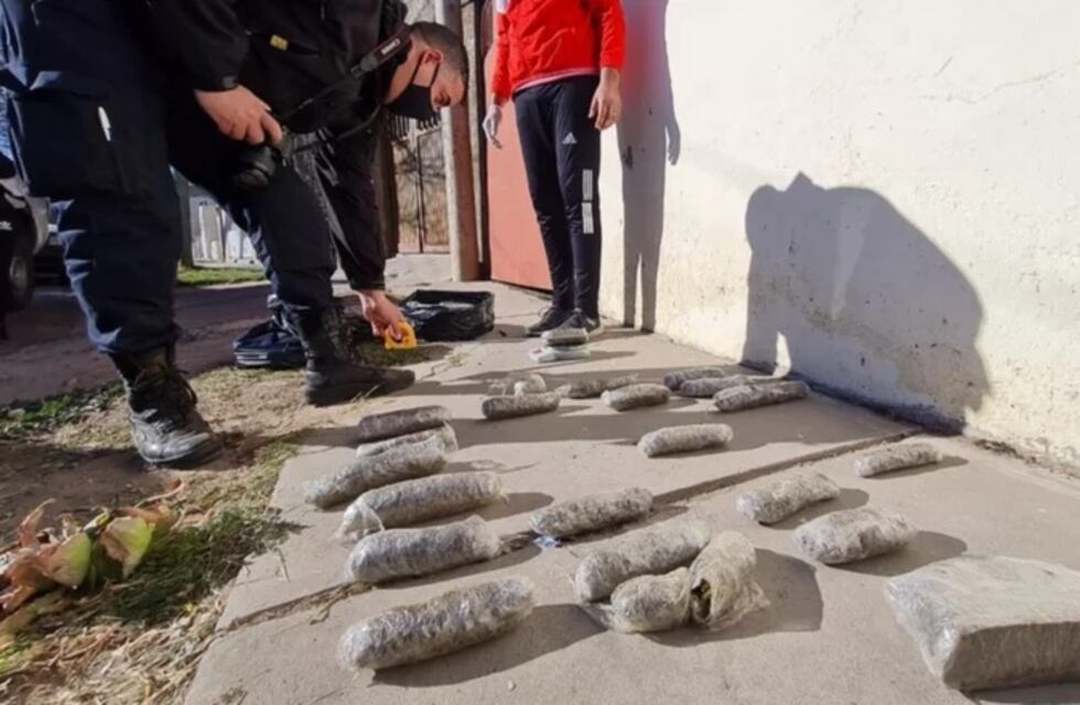 La Policía encontró 47 paquetes con marihuana en el barrio Amep
