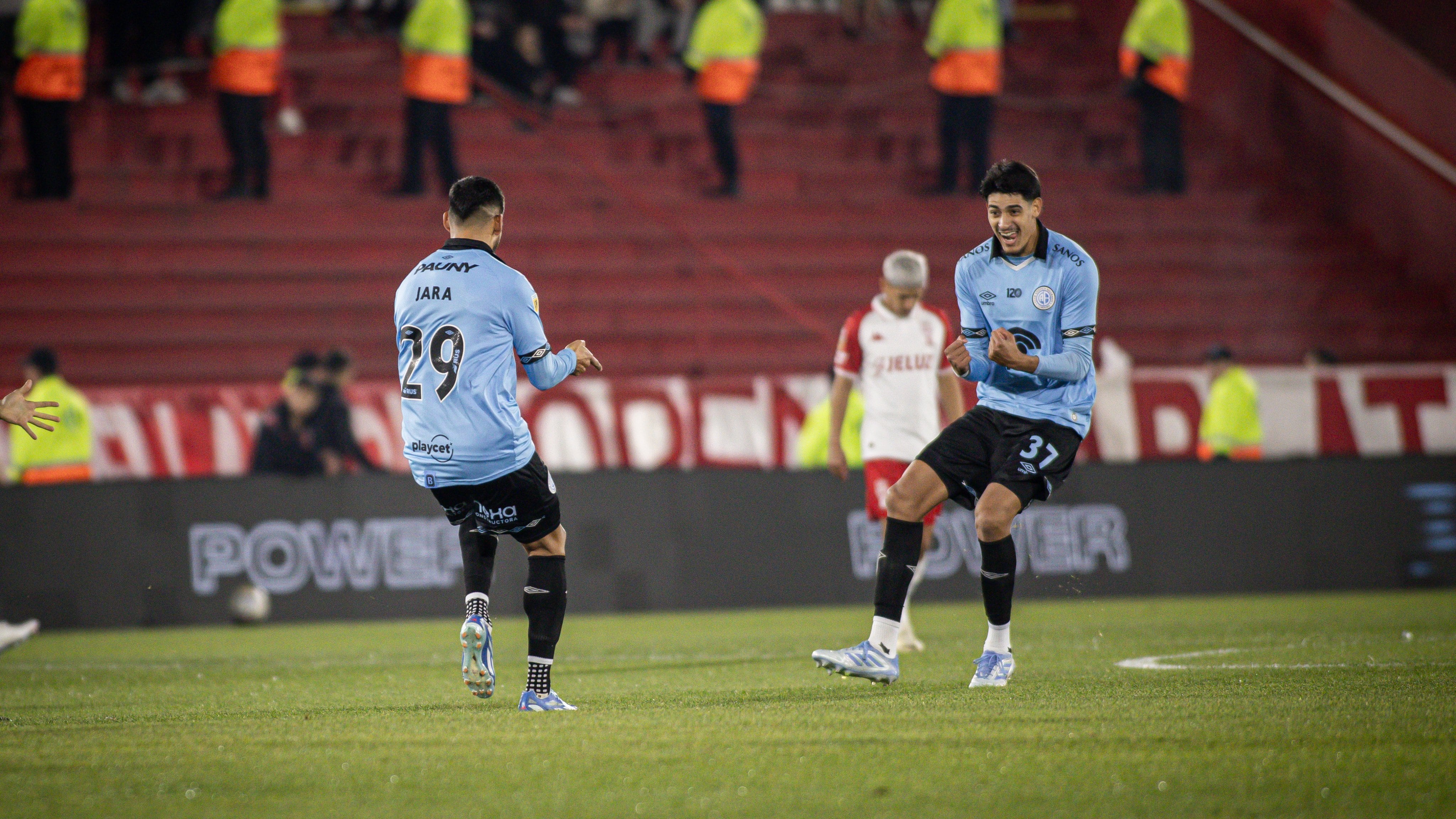 Franco Jara festeja su gol con Mariano Troilo para Belgrano en el inicio del partido ante Huracán