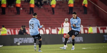 Franco Jara festeja su gol con Mariano Troilo para Belgrano en el inicio del partido ante Huracán.