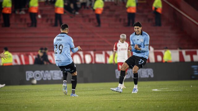 Franco Jara festeja su gol con Mariano Troilo para Belgrano en el inicio del partido ante Huracán.