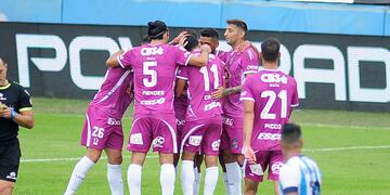 Festejo de Arsenal en el triunfo ante Racing Club en Sarandí. (Fotobaires)
