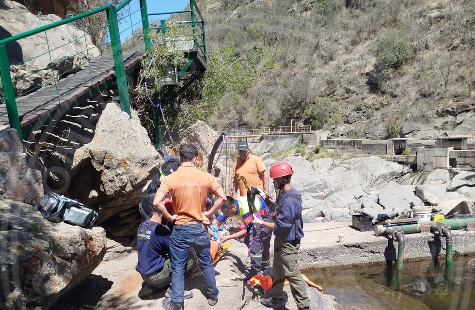 Cuesta Blanca: bomberos asistieron a un hombre que sufrió una caída en el balneario El Diquecito