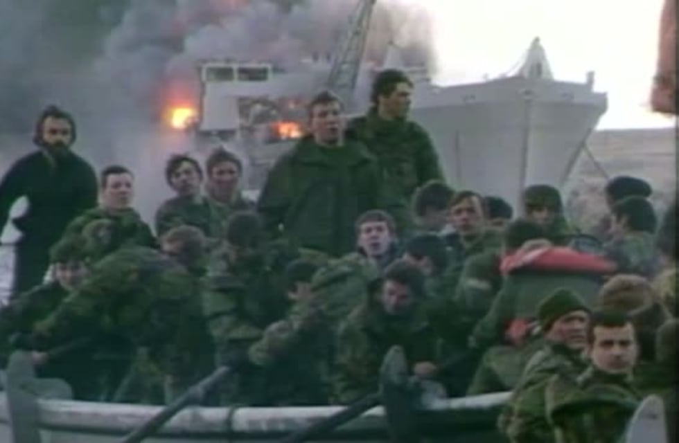 Guerra de Malvinas: un aviador cordobés y un paramédico británico reviven la tragedia del 8 de junio del ‘82