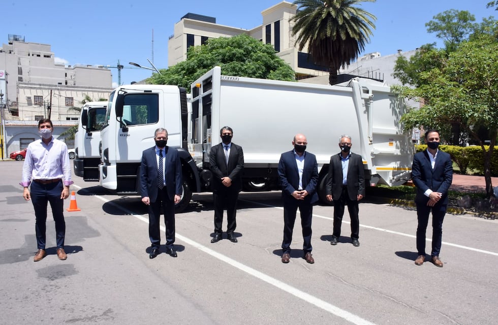 Entregaron camiones compactadores a municipios del interior